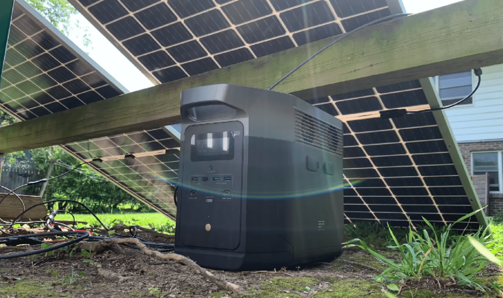 EcoFlow Delta Max Solargenerator laden mit Solarpanels in der Sonne
