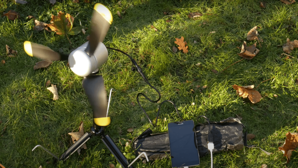 Smartphone aufladen mit der tragbaren Windturbine
