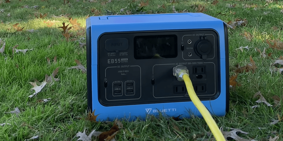 PowerOak Bluetti EB55 Blau mit Kabel eingesteckt in die Powerbank