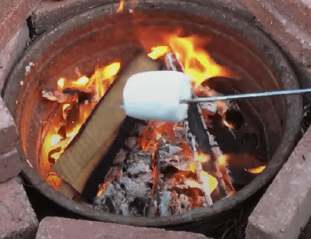 Marshmellows backen über dem Feuer ohne zu verbrennen und verkohlen