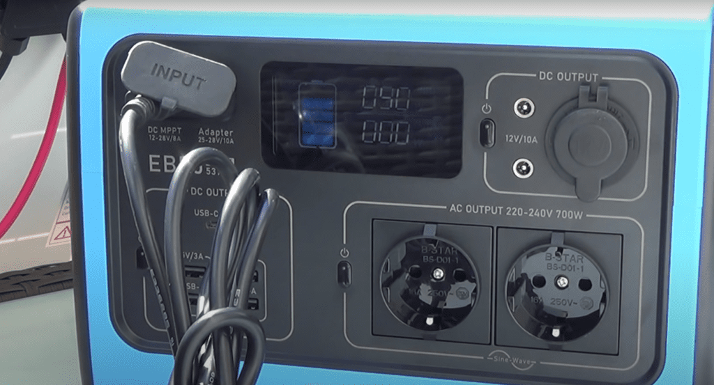 PowerOak Bluetti AC50s Front mit Kabel und Steckdose mit Solarpanel verbunden