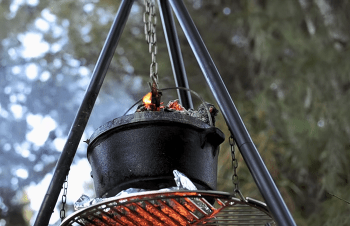 Bester Camping Dreibein Grill kochen über Lagerfeuer
